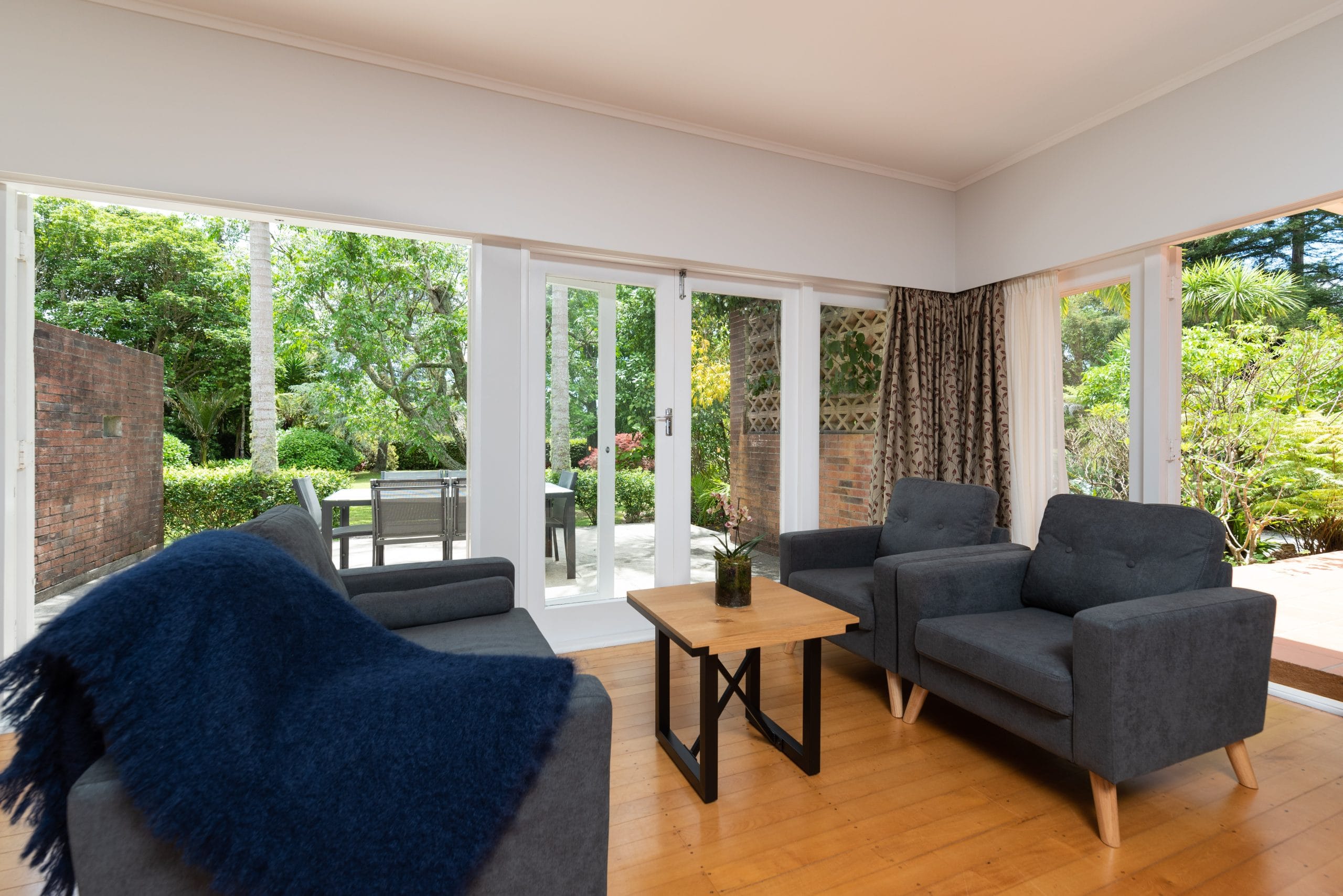 Comfortable lounge seating area in the Takahē suite at Pāteke Lodge.