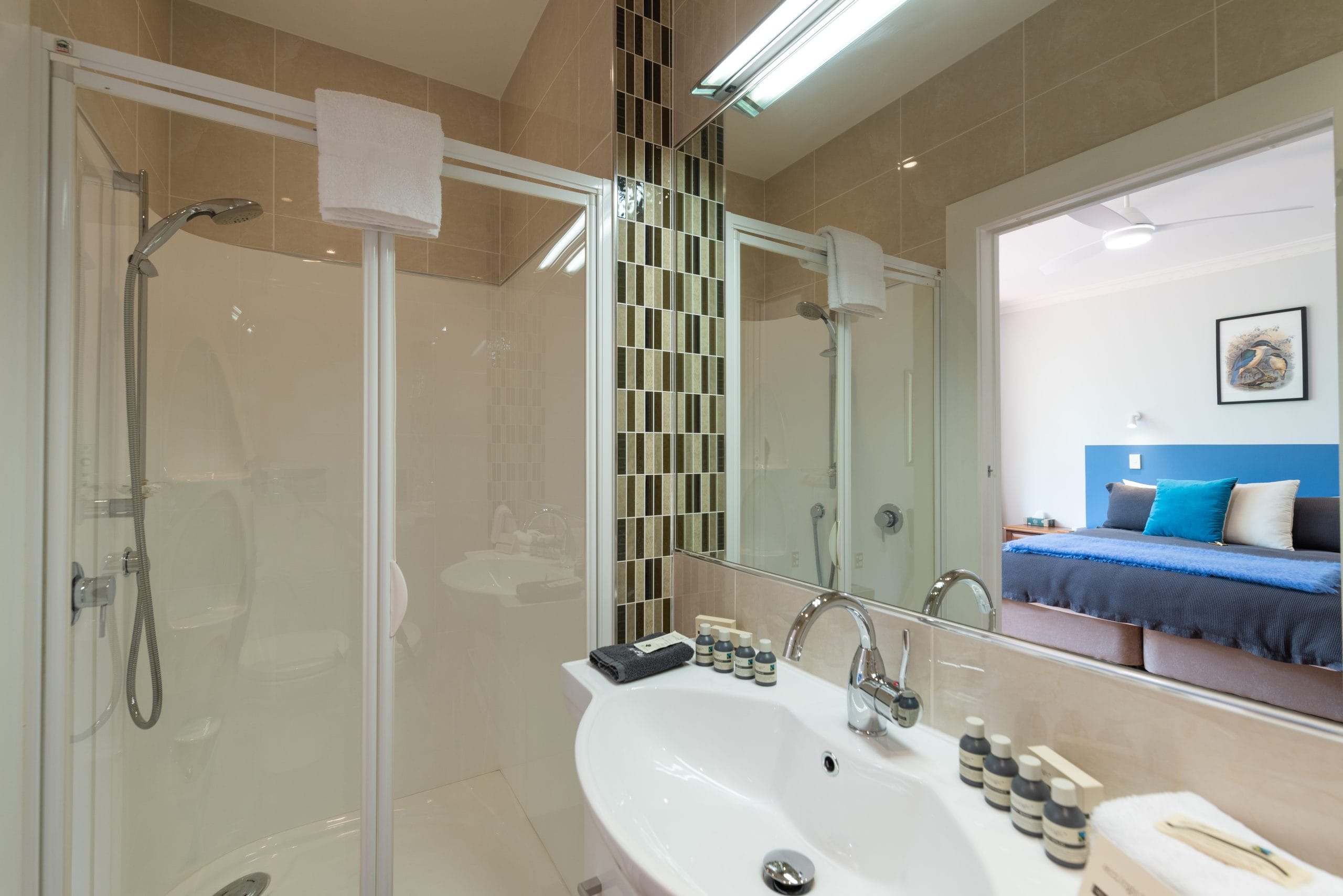 The ensuite Kotarē room ensuite bathroom at Pāteke Lodge